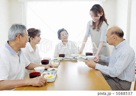 みんなで食事 5088537