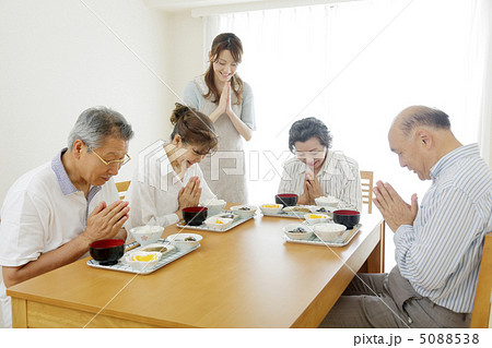 みんなで食事 5088538