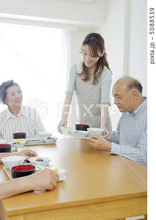 みんなで食事 5088539