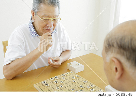将棋を打つシニア 5088549