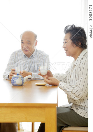 お茶を飲むシニア夫婦 5088571