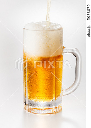 【A3対応】中ジョッキにビールを注ぐ（縦） 5088879