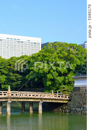 皇居お濠の平川門の橋 5089179