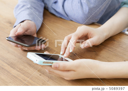 スマートフォン手元 5089397