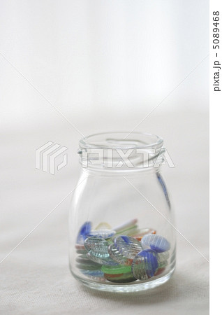 おはじき ガラス 瓶 透明 窓際 可愛い かわいい 枚数の写真素材