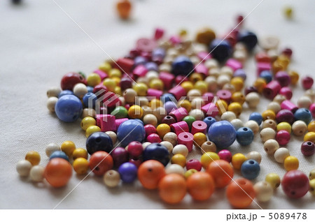 布の上に散らばったカラフルなビーズ 5089478