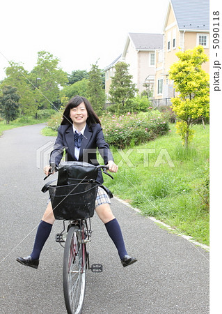 自転車で通学する女の子 5090118
