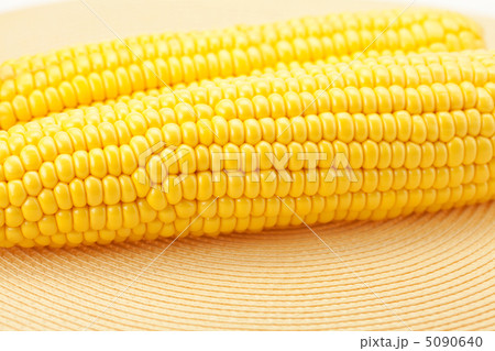 corn lying on a  mat 5090640