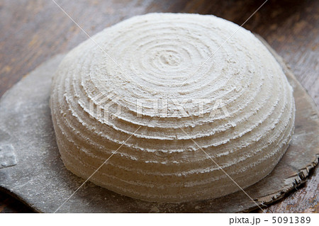 焼く前のカンパーニュ 5091389