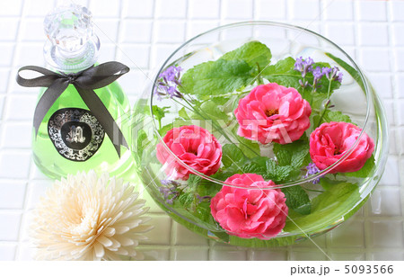 水に浮かべた花とバスジェルの写真素材