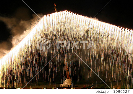 仕掛け花火 ナイアガラ富士 常総きぬ川花火大会 の写真素材