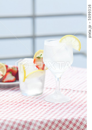 cocktail with ice,lemon, fig and strawberries on a plate 5099316