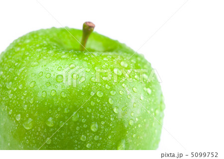 apple with water drops isolated on white 5099752