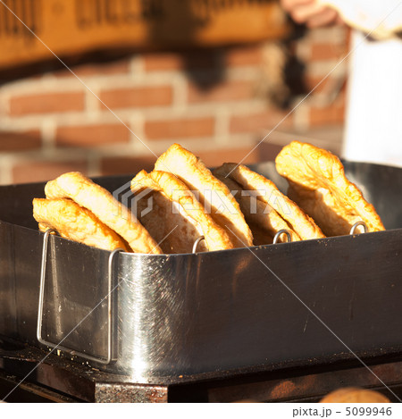 baked goods in the iron pot 5099946