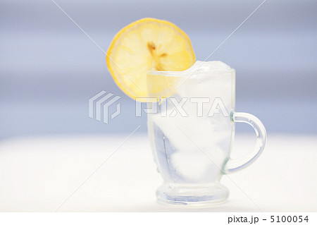 water with lemon and lime in a glass with ice 5100054