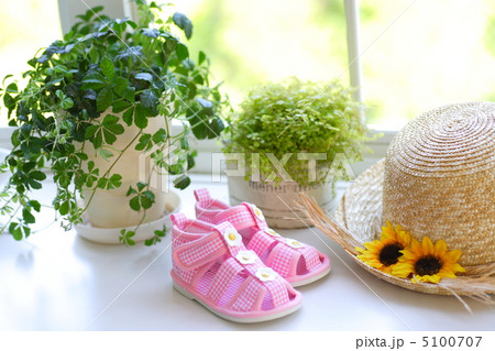 窓辺の麦藁帽子とサンダル 5100707