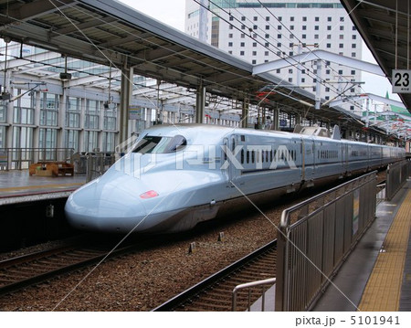 岡山駅ホームのＮ700系新幹線 5101941