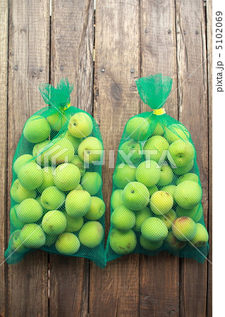 ネットに入っている無農薬栽培された南高梅の青梅 5102069