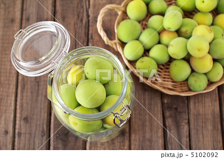 カゴと保存瓶に入れた無農薬で作られた南高梅の青梅 5102092