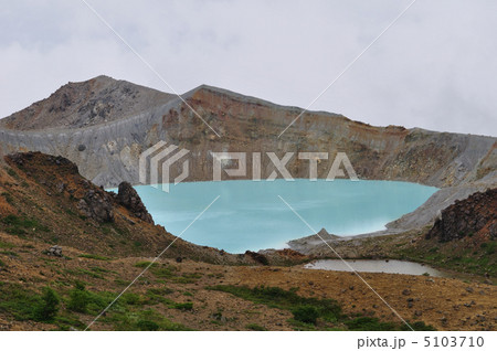 群馬県白根山　神秘的なエメラルドグリーンの湯釜 5103710