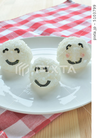 ニコニコ笑顔のおにぎり 5103799