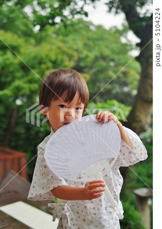 白い団扇と甚平を着た子供 5104224