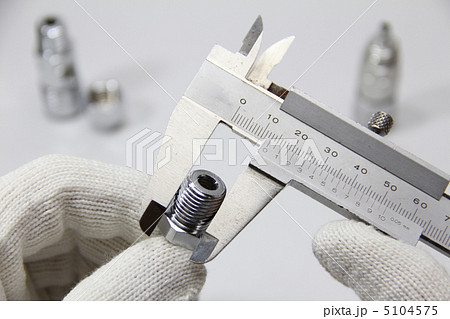 ノギスを使って部品の品質管理　測定検査イメージ 5104575