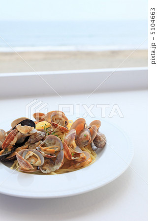 おしゃれなシーサイドレストランのおいしいボンゴレ 5104663