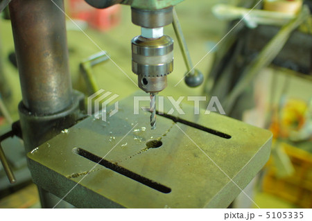 ボール盤　穴あけ加工　工場　機械　ドリル 5105335