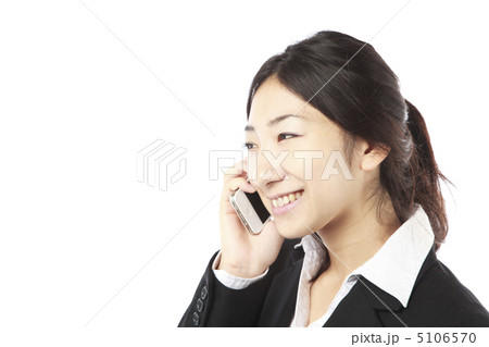 スマートフォンを操作する女性 5106570