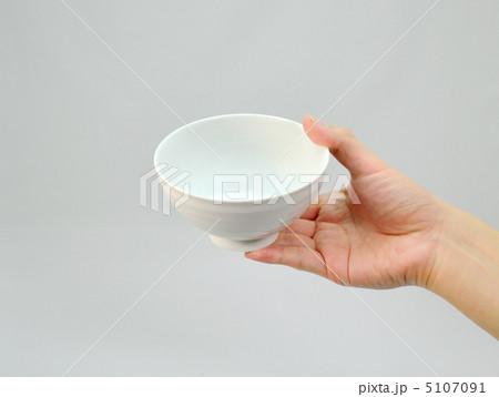 手で持った白い茶碗 手で持った白い茶碗 5107091