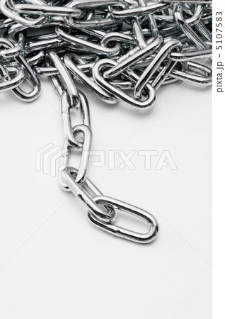 白背景に鉄の鎖の写真素材