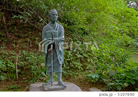 中尊寺 松尾芭蕉の銅像 ヨコの写真素材