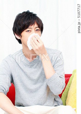 鼻をかむ若い男性 5107717