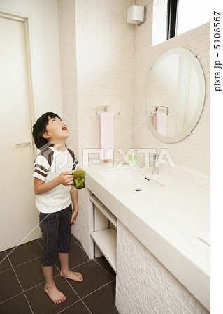 うがいをする男の子 うがいをする男の子 5108567