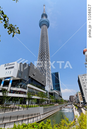 青空が広がる東京スカイツリータウンとスカイツリーと北十間川 5108827