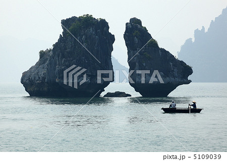 ハロン湾の闘鶏岩 5109039