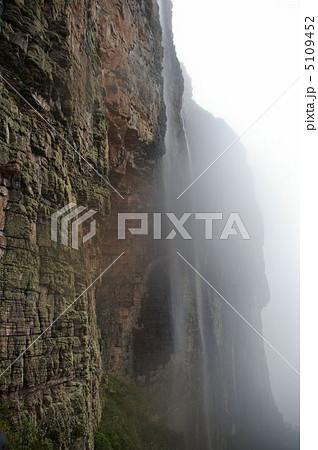ロライマの絶壁を流れ落ちる滝 ロライマの絶壁を流れ落ちる滝 5109452