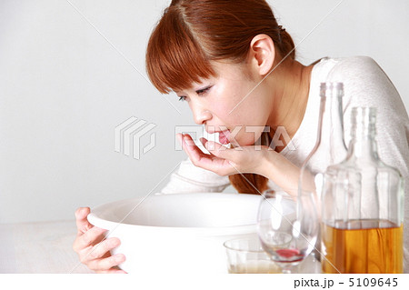 呑みすぎた女性 5109645