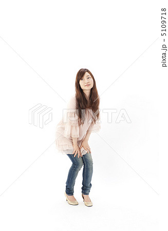 女性 かがむ カジュアルの写真素材