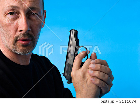 Man with gun 5111074