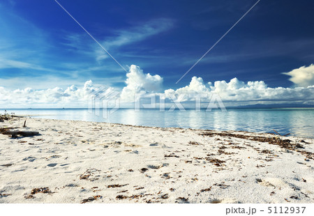 Beautiful beach 5112937