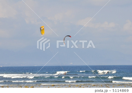 バリ島サヌール海岸のカイトサーフィン 5114869