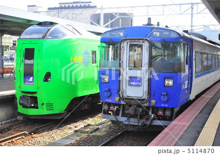 函館駅に停車中の特急スーパー白鳥と特急北斗 5114870