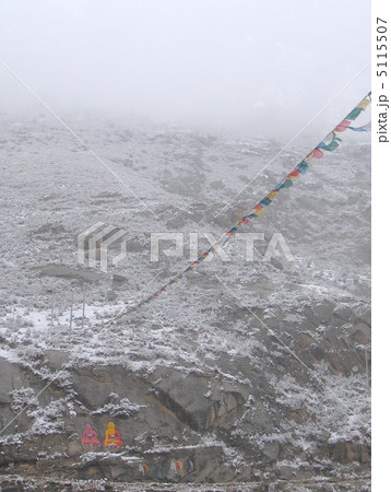 チベット　ラサ　郊外　山に描かれた仏画 5115507