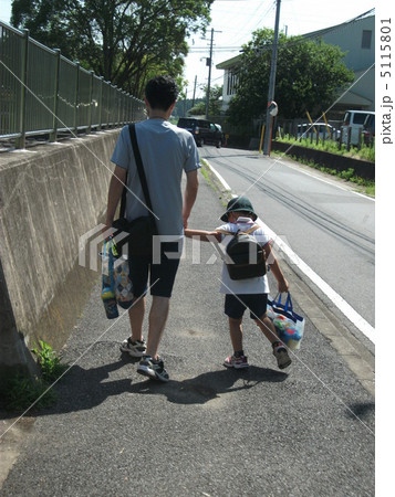 今日はお父さんと幼稚園へ 5115801