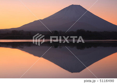 富士山　朝焼けの精進湖 5116490
