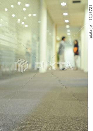オフィス内の廊下で会話する男女 オフィス内の廊下で会話する男女 5118725