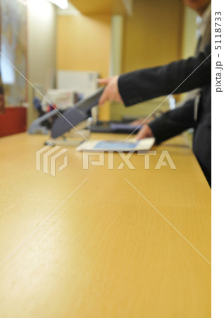 オフィス内の作業台 5118733