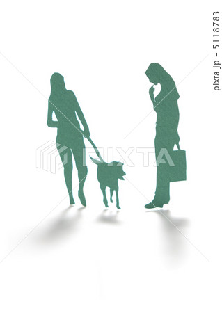 犬を連れて会話をする女性のクラフト 5118783